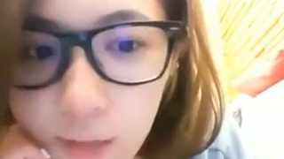 義氣的大波妹也無法抵抗地心引力不小心露出