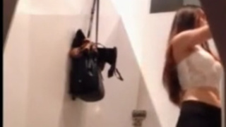 正妹在更衣室內騷首弄姿以增自信 2