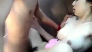 狗公腰的男友把小正妹女友帶上車開嫩鮑