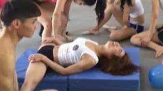 练劈叉? 差点把逼撕烂??