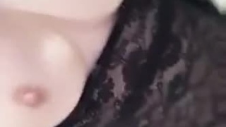 大奶網紅的付費自拍影片流出...揉捏巨乳呻吟不止：我可付多點錢幫你揉2