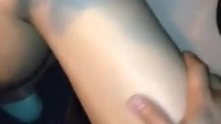 想坐我的名車就讓我摸一把！男子鹹豬手不斷再她大腿上游移：濃密森林暗藏粉紅細縫