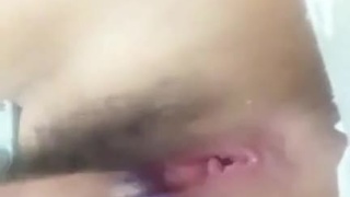 [國語]騷女小小年紀性慾旺盛 與男友視頻自慰求草 國語淫話勾引