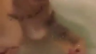 刺青妹摩鐵洗鴛鴦浴 嬌嗔：後面可以啪啪啪