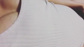 靠自己的手指也能絕頂16連發！正妹深夜飢渴難耐...手指快速震動自我安慰：水聲潺潺