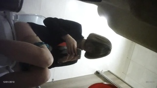 邪惡的經典偷拍鏡頭！櫃姐一邊尿尿一邊還能幹嘛？私密時刻偷偷曝光害我一看再看