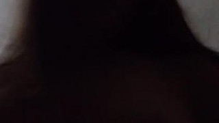 少妇忘情女上位,扭腰扭得太舒服了,光线有点暗,请各位提高对比度观影更加。