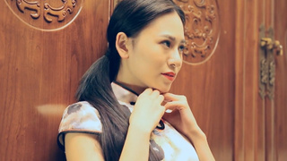 美女穿旗袍脫下後是沒有內衣褲遮蔽 身形十分唯美