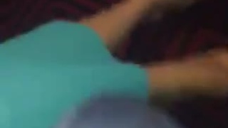 掏完人家奶又想看人家毛 還一次玩三個