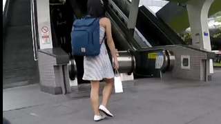 偷拍路邊正妹的裙底風光！一臉清純的她沒想到裙子裡面這麼騷！兩片肉讓我「雞昂」啊！2