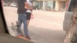 女的饥渴的不行了，大白天的就用屁股顶男人的鸡巴了 扒糗事最新地址 够骚