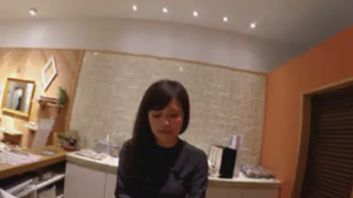 真‧偷拍神人!!裝作很想買衣服，其實是把可愛店員的小內褲收錄回家~ 4