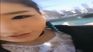 某位小姐在遊樂園邊吃烤肉邊玩露出!