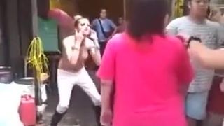 外國妹就是強大上空逛街坦然自如！