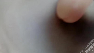 如画中走出，顾盼生姿，