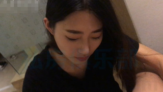 [JAV101精選合輯!]你旁邊是不是還有人阿? 真騷貨嘴巴吃著別人棒棒還唬弄在看電視