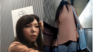 真‧偷拍神人!! 假裝問路多名妹子 趁搭電扶梯時大膽下手開掀!