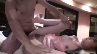 極品正妹在半夢半醒間就被無套插入