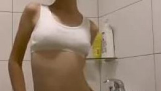 嬌小嫩妹～在洗澡前先自拍，不知道是不是要拍給小男友看？！（有影） - 1