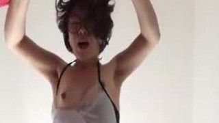 〔淫蕩對話露臉〕穿情趣睡衣等著男友來～射出來還用嘴幫忙接！！（有影）