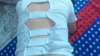 [國語露臉「快變大呀！」苗條人妻穿上超短護士服，被老公內射攤在床上一直喘（有影）