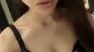 [自拍露臉]嫩妹上網推薦內衣～好想買她身上那一件（有影）