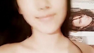 [自拍露臉]清秀美女～拍影片示範拍照喬奶！馬上升級罩杯～最後連紅豆都跑出來了（有影）