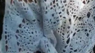 [野外自拍]跟女友去爬山，看她穿著裙子！拉她去草叢插入：打野砲爽嗎？ （有影）