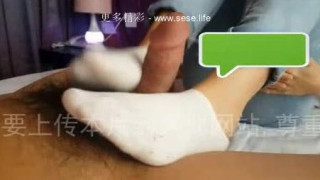 学生妹丝足服务 棉袜足交 很爽。 穿了三天的棉袜给我足交 - www●sese●life