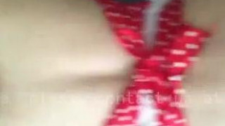 『好難受～可不可以等一下？』可愛女友一早只穿圍裙騎上來！自己插到受不了（有影）