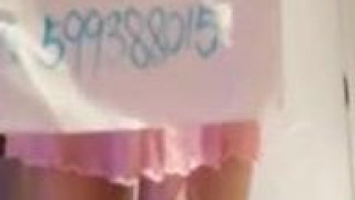 剛回家就是要解放～全裸翹起屁股等人來！門沒關好。。等等就有人衝進來（有影）