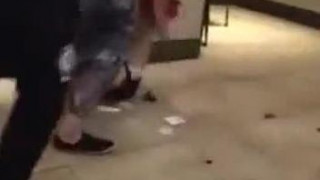 知名咖啡連鎖店內大老婆痛打狐狸精!奶子跑出來連內褲也想脫