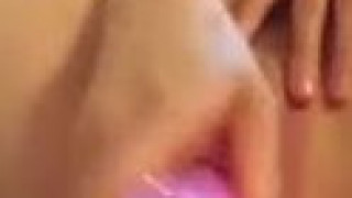 年紀輕輕就學會「潮吹」技能，白嫩妹妹高潮變粉紅！（有影）