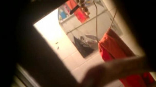 偷拍晚上睡不著去村里偷窺打工妹洗澡出出火