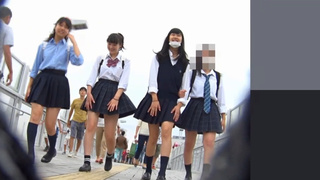 真‧偷拍神人!!不管站著坐著 只要是高中妹內褲顏色都引人遐想 25