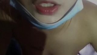 豁的出去的大奶美女主播為了刷禮物在公園廁所外直播啪啪,突然有人路過嚇得趕緊進去,還有會員錄像妹子和他們罵起來了!