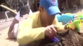 ［母子相姦］ノーパン美人ママに息子が奇跡の挿入「あん♡ダメェ♡」ガキ共に見られ野外セックスで元気チンポにアクメ［椎名ゆな