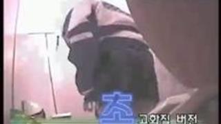 とってもオーソドックな女子トイレの隠し撮り映像