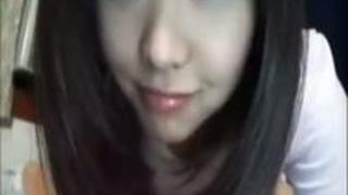 ＪＣっぽい素人娘が愛液を垂らしながら自慰行為を見せつける！すげぇエロいんだけど