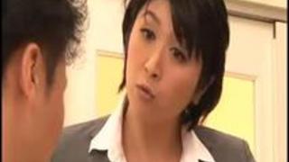 我慢汁を漏らしギン立ちしてるペニスを焦らしながら寸止めパイズリ責め