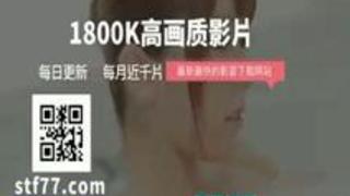 彼氏の目の前で彼女が巨乳