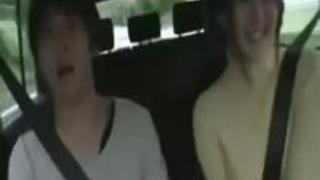 激濡れオマンコをクチュクチュ手マン責め！爆乳お姉さんとカーセックス【仁科百華】