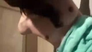 完全なまな板貧乳の美熟女が仰向けのまま全身を触られまくります。真っ黒の剛毛おまんこをイジられて身動きひとつ取らずに微妙に感じています。