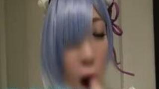 両手を拘束されたままローションまみれにさせられてアソコをいじられる美少女！コスプレ姿フェラも萌えます！