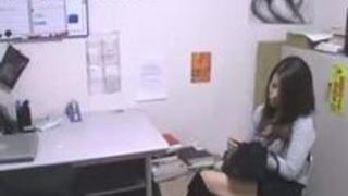 万引きした美人妻、「旦那に言わないで、何でもしますから」　店員「ニヤリ」