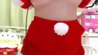 【ライブチャット】自宅でオナる姿を配信するサンタコスの爆乳素人娘！