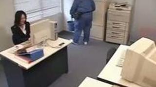 怪しい薬品で眠らされた美人OLが清掃員のおっさんに職場でレ○プされる