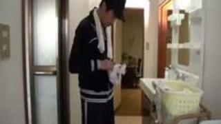 息子の嫁さんの無防備パンチラに勃起した俺、気付いた彼女は息子や妻にバレないように、こっそり挿入させてくれた