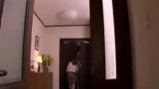 性の虜となった美女が玄関先なのにも関わらずチンポを渇望！