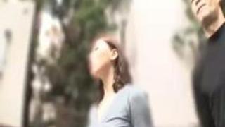 買い物帰りの若妻を宙に浮くほど�...